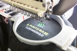 T-Shirt polo caps bandane canottiere felpe giubbini con ricamo o stampa pressofusione