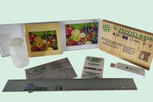 Stampa UV laser/pressofusione su supporti PVC, legno, alluminio, vetro, USB e apparecchi elettronici