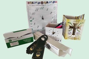 Orologi e supporti da tavolo reclamizzati su base cartone / scatole su supporto Prisma Pack diversi formati